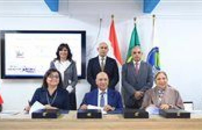 بالبلدي : عاجل..
      وزير
      التعليم
      ومحافظ
      الإسماعيلية
      يشهدان
      توقيع
      بروتوكول
      تعاون
      لتطوير
      التعليم
      الفني
      والتكنولوجي