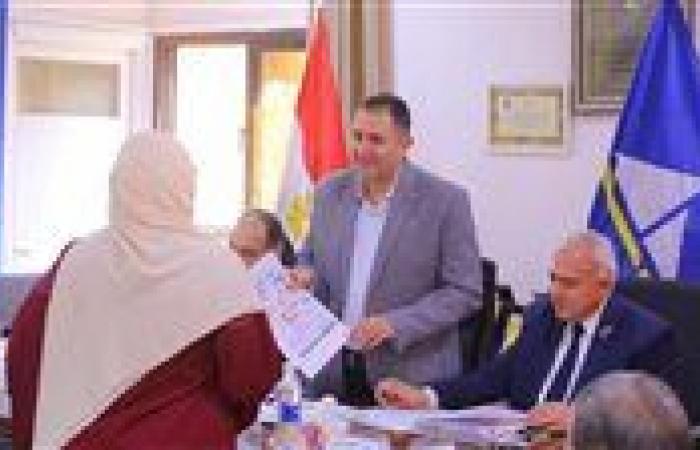 بالبلدي: محافظ
      دمياط
      يلتقي
      أهالي
      فارسكور
      ويبحث
      مطالبهم
      وشكاواهم