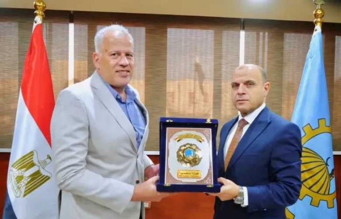 محافظ
      الغربية
      يكرم
      اللواء
      حسين
      حنفي
      تقديرًا
      لعطائه
      في
      دعم
      شباب
      المحافظة
      والارتقاء
      بالمنظومة
      الرياضية
