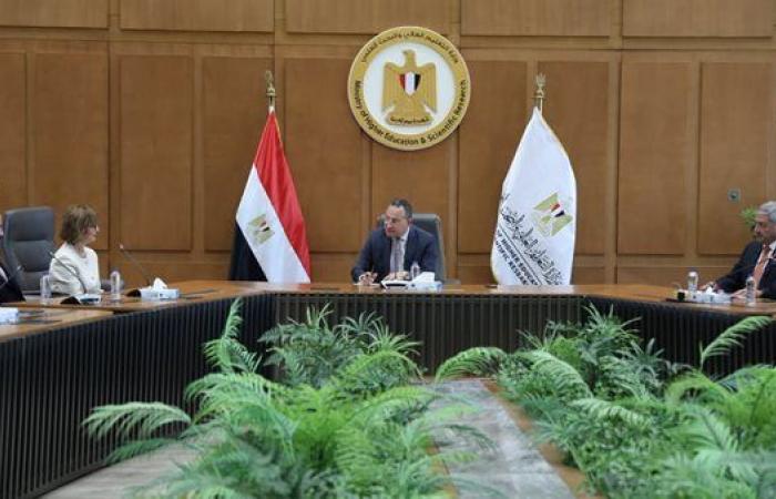 بالبلدي: وزارة
      التعليم
      العالي
      تبحث
      توسيع
      التعاون
      مع
      فيليبس
      لدعم
      التعليم
      والبحث
      العلمي