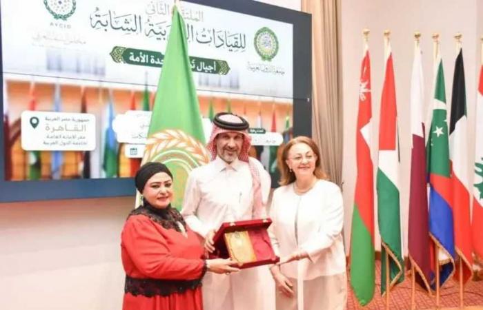 مجلس
      الشباب
      العربي
      يكرم
      سفير
      قطر
      لدى
      مصر
      بوسام
      رواد
      العمل
      العربي
      المشترك