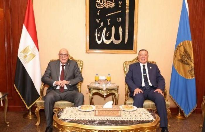 بالبلدي : رئيسا
      «قضايا
      الدولة»
      و
      «الدستورية
      العليا»
      يبحثان
      سبل
      تعزيز
      التعاون
      المشترك