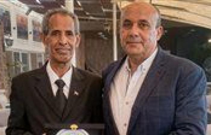 بالبلدي: النقابة
      العامة
      للمهن
      الرياضية
      تكرم
      مصطفى
      فكري
      في
      احتفالية
      «رواد
      شباب
      ما
      بعد
      الستين»