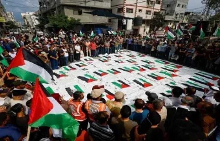 غزة:
      تشييع
      جثامين
      51
      شهيدا
      انتشلتهم
      طواقم
      الإنقاذ
      من
      تحت
      أنقاض
      النصيرات