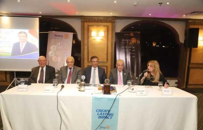 وزير
      الزراعة
      يستعرض
      استراتيجية
      تحقيق
      الأمن
      الغذائي
      والتحول
      إلى
      الأخضر
      أمام
      «روتاري
      القاهرة»