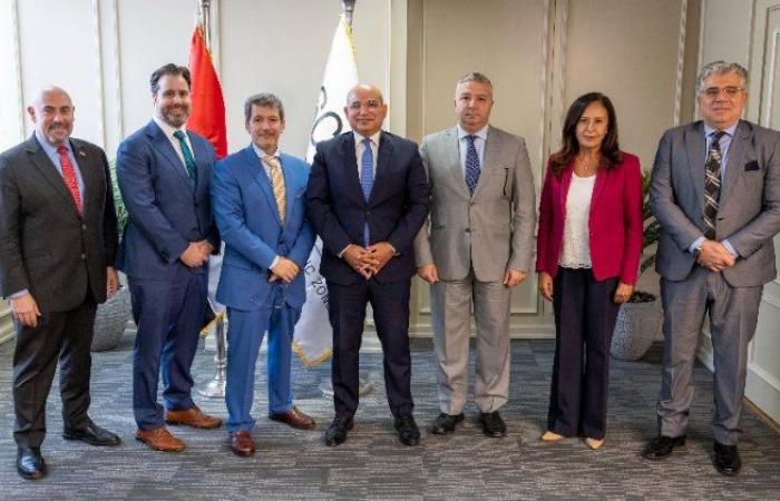 بالبلدي: رئيس
      اقتصادية
      قناة
      السويس
      و
      نائب
      رئيس
      البعثة
      بالسفارة
      الأمريكية
      يبحثان
      تعزيز
      التعاون
      الاستثماري
