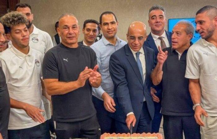 بالبلدي: سفير
      مصر
      يُهنئ
      المنتخب
      الوطني
      بالفوز
      على
      جنوب
      السودان..
      صور