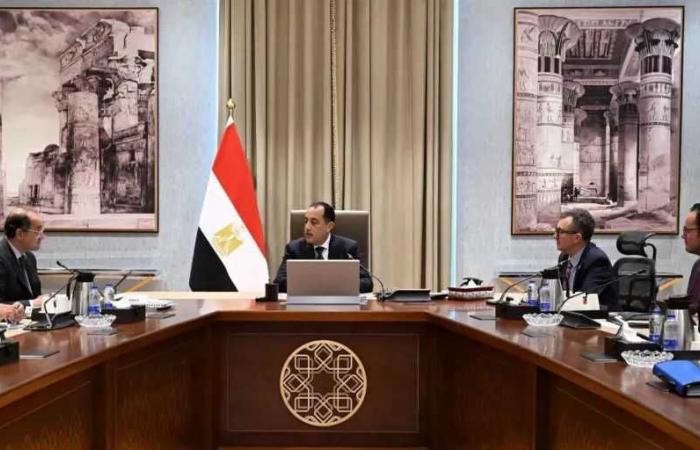 رئيس
      الوزراء
      يتابع
      مستجدات
      إعداد
      برنامج
      التحول
      الاقتصادي
      الوطني