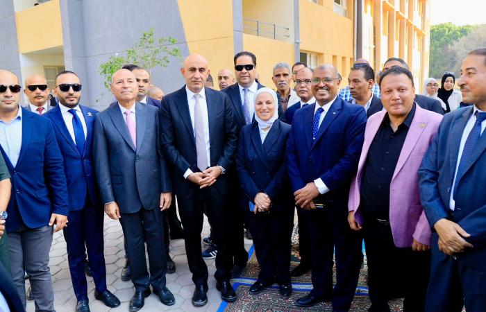 بالبلدي: وزير
      التعليم
      ومحافظ
      القاهرة
      يفتتحان
      مجمع
      مدارس
      الشبراويشي
      بدار
      السلام
      ويتابعان
      انتظام
      العملية
      التعليمية
