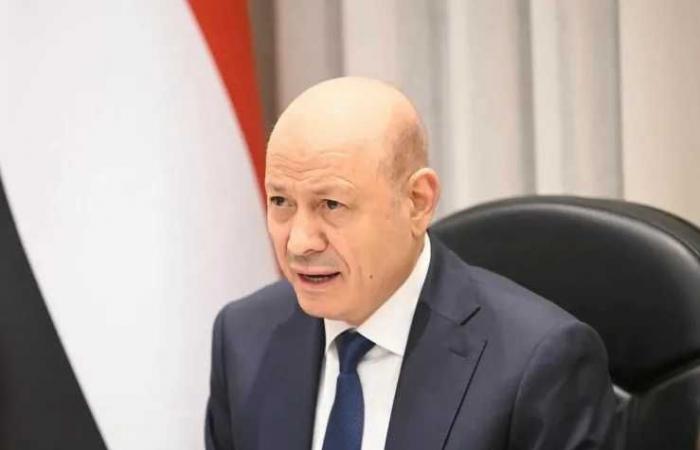 العليمي:
      الحوثيون
      بدأوا
      الحرب
      والقوات
      المسلحة
      اليمنية
      ستنهيها