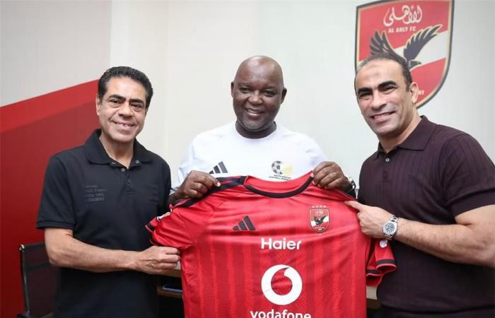 بالبلدي : قبل
      مواجهة
      مصر..
      عبد
      الحفيظ
      يهدي
      موسيماني
      درع
      الأهلي