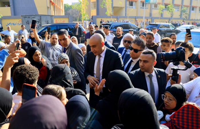 بالبلدي: وزير
      التعليم
      ومحافظ
      القاهرة
      يفتتحان
      مجمع
      مدارس
      الشبراويشي
      بدار
      السلام
      ويتابعان
      انتظام
      العملية
      التعليمية