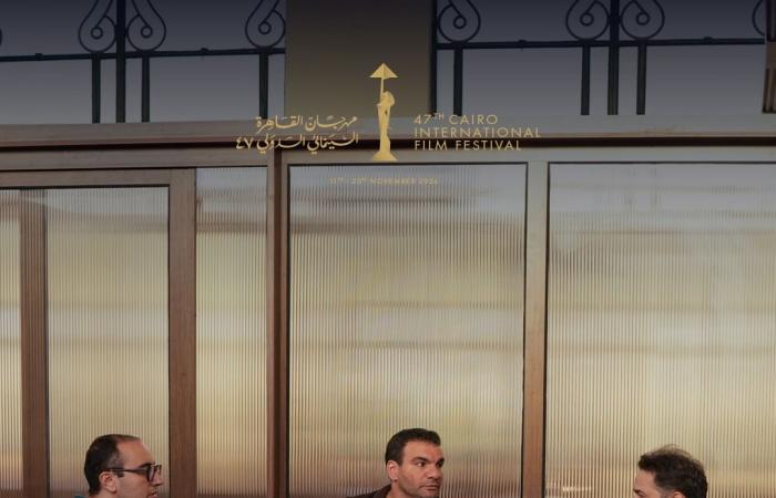 بالبلدي: حسين
      فهمي
      يسلّم
      جائزة
      مهرجان
      طريق
      الحرير
      لصنّاع
      فيلم
      "القصص"