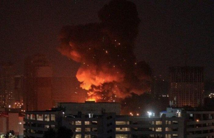 بالبلدي: انفجارات
      عنيفة
      تهز
      العاصمة
      اليمنية
      صنعاء