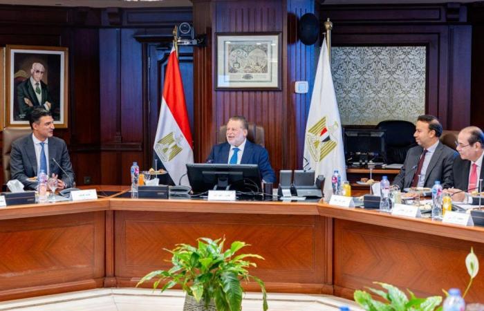 بالبلدي : البنك
      المركزي
      ووزير
      الصناعة
      يطلقان
      صندوق
      إعادة
      هيكلة
      المصانع
      المتعثرة
      برأسمال
      مليار
      جنيه