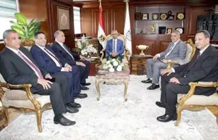 محافظ
      بني
      سويف
      يستقبل
      نقيب
      المحامين
      ويبحثان
      تعزيز
      التعاون
      ودعم
      العمل
      النقابي