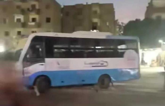 أتوبيس
      نقل
      جماعي
      يصعد
      فوق
      الرصيف
      في
      مدينة
      نصر..
      فيديو
      يثير
      غضب
      رواد
      السوشيال
      ميديا