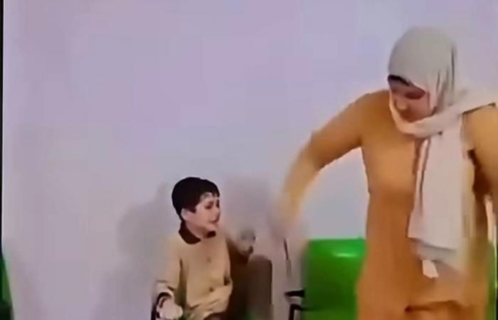 بالبلدي : خلاص
      والنبي
      يا
      ميس..
      «التعليم»
      تفحص
      فيديو
      ضرب
      معلمة
      لطفل
      ابتدائي