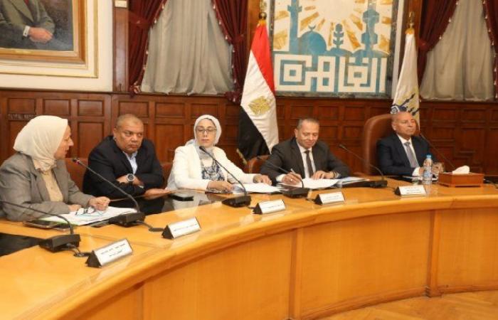 بالبلدي : محافظ
      القاهرة
      يبحث
      مع
      رئيس
      هيئة
      الأبنية
      التعليمية
      التوسع
      في
      إنشاء
      مدارس
      جديدة