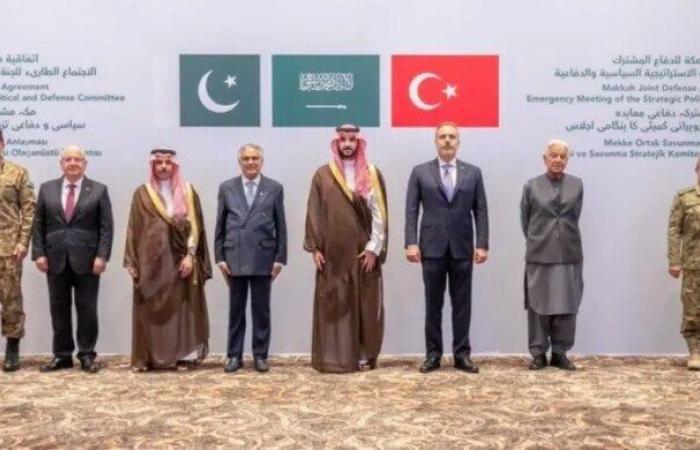 بالبلدي: تصعيد
      عسكري..
      حلف
      مكة
      يعلن
      تفعيل
      الدفاع
      المشترك
      وترتيبات
      لنشر
      قوات
      بالسعودية
