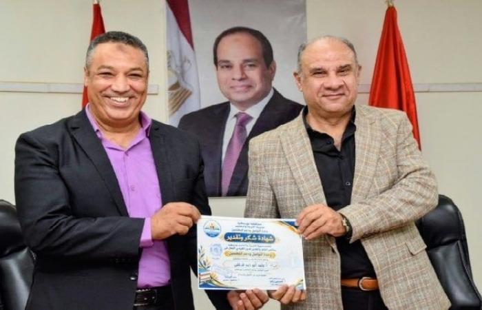 بالبلدي: في
      يوم
      المعلم..
      «تعليم
      بورسعيد»
      يُكرم
      المشاركين
      في
      مسابقة
      «100
      معلم
      متمكن
      مبدع»