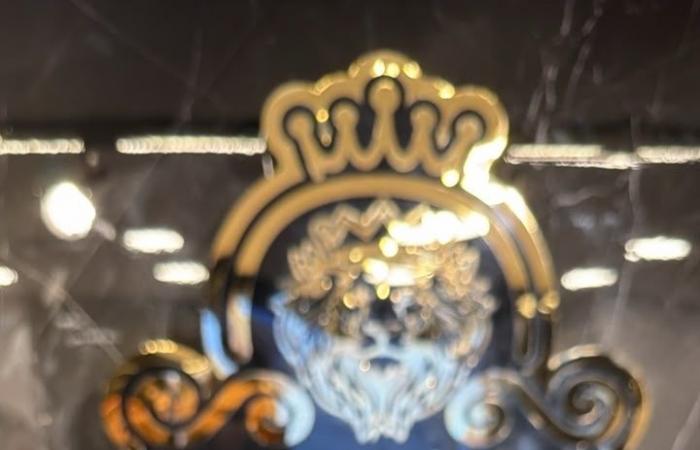 بالبلدي : ‏«الفخامة»
      تفتتح
      أول
      فروعها
      للجمهور
      في
      مصر
      الجديدة
      وتطرح
      أولى
      سبائك
      «KH»