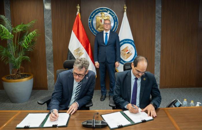 بالبلدي : استثمارات
      بحد
      أدنى
      88
      مليون
      دولار..
      «إيجاس»
      و«شيفرون»
      توقعان
      اتفاقية
      للبحث
      عن
      الغاز
      والزيت
      في
      لوتس
      البحرية