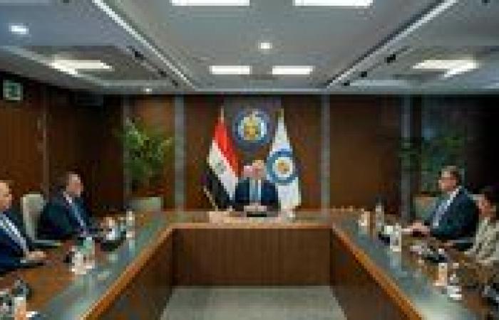 بالبلدي: وزير
      البترول
      يتابع
      خطط
      زيادة
      الإنتاج
      وتأمين
      إمدادات
      السوق
      المحلي