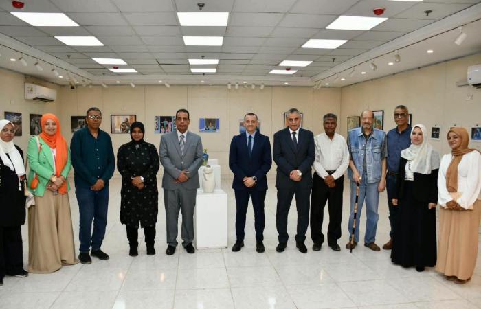بالبلدي : 25
      ألف
      مواطن
      و8
      مواهب
      طلابية..
      حصاد
      «مسرح
      المواجهة
      والتجوال»
      في
      قنا
      وأسوان