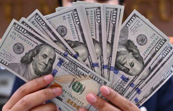 بالبلدي: سعر
      الدولار
      اليوم
      البنك
      الأهلي..
      تراجع
      جديد
      أمام
      الجنيه