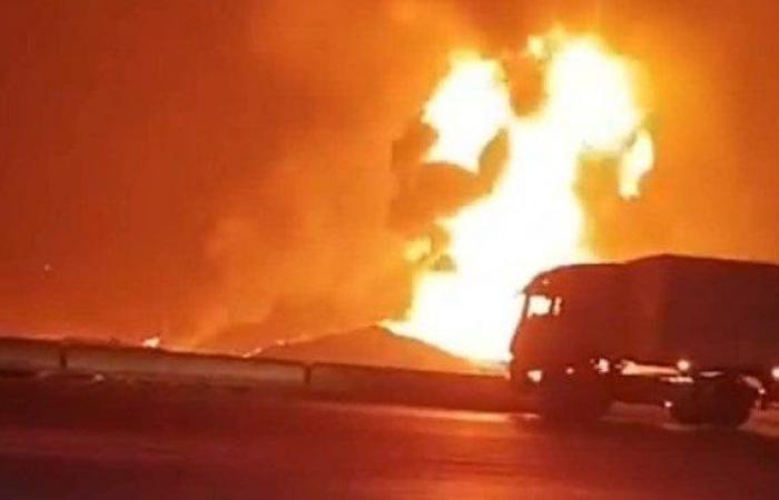 بالبلدي: انفجاران
      قرب
      مطار
      عدن
      وجزيرة
      العمال
      دون
      خسائر