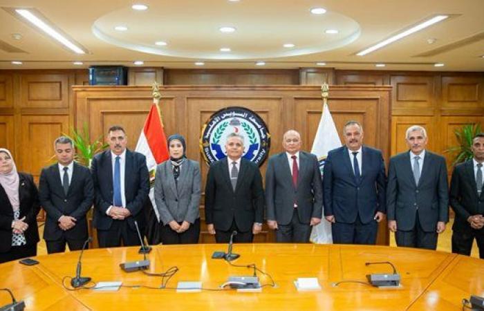 بالبلدي: جامعة
      السويس
      الأهلية
      تناقش
      فجوات
      التنمية
      استعدادًا
      لمنتدى
      مصر
      2026