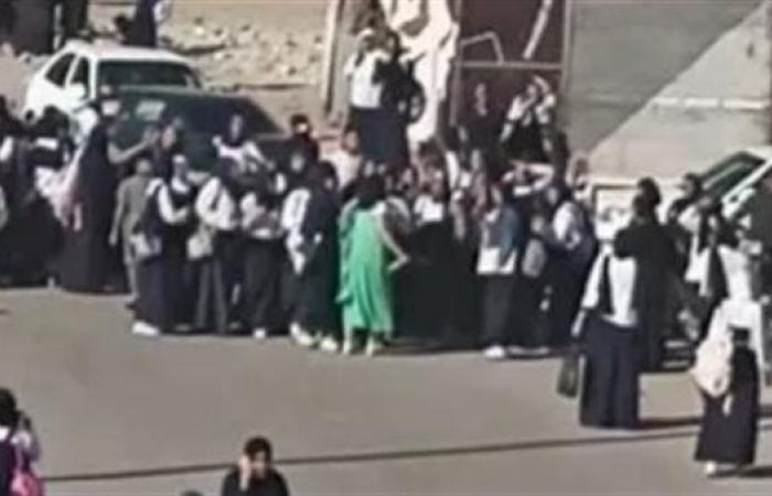 بالبلدي: مشاجرة
      بين
      طالبتين
      أمام
      مدرسة
      بالسويس..
      خلافات
      أسرية
      تنتهي
      بالصلح
      داخل
      قسم
      الشرطة