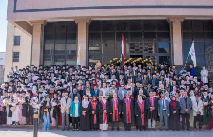بالبلدي: رئيس
      جامعة
      طنطا
      يشهد
      تخرج
      الدفعة
      الـ48
      بكلية
      الصيدلة
      ويُهنئ
      بطلة
      الجامعة
      بحصد
      3
      ذهبيات
      أفريقية