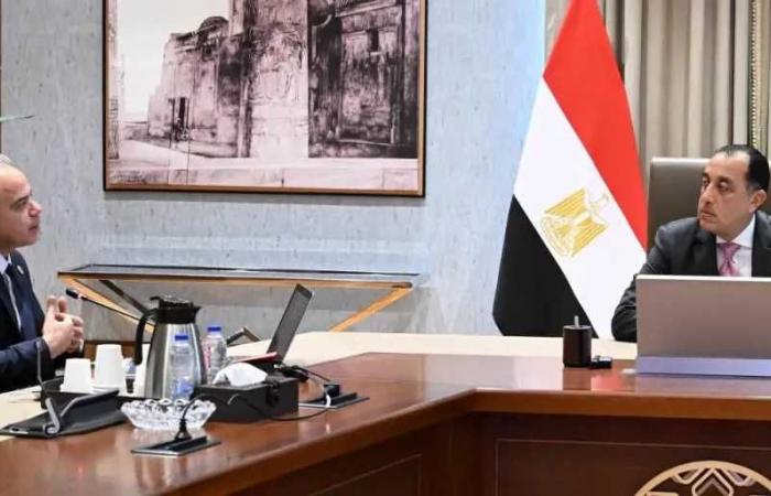 رئيس
      الوزراء
      يستعرض
      مقترحات
      تنمية
      الصادرات
      المصرية