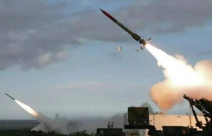 بالبلدي: إصابة
      4
      أشخاص
      وأضرار
      بـ
      15
      منزلا..
      تفاصيل
      سقوط
      صاروخ
      على
      الرياض