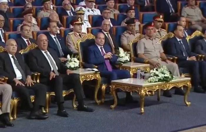 الرئيس
      السيسي:
      للدولة
      دستور..
      دستور
      وافقنا
      عليه
      للدولة..
      لن
      يمسه
      أحد..
      ولن
      يعبث
      احد
      بعقول
      المصريين