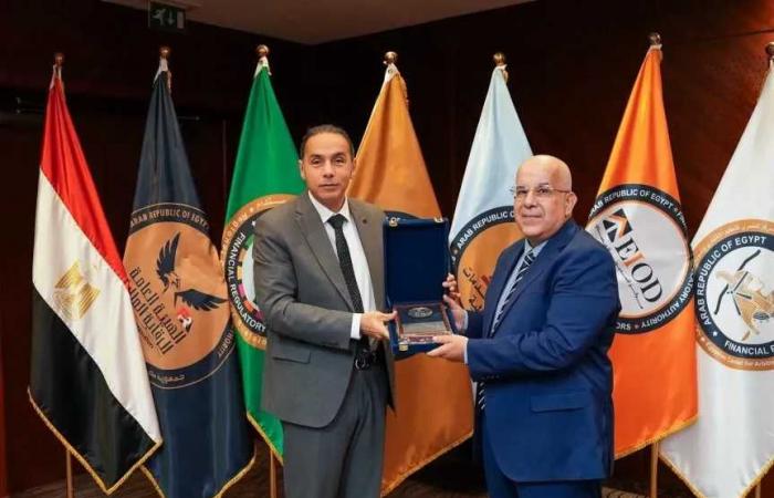 مباحثات
      مصرية
      تونسية
      لتطوير
      أنشطة
      تمويل
      المشروعات
      وتعزيز
      دورها
      في
      التنمية
      الاقتصادية
      والاجتماعية