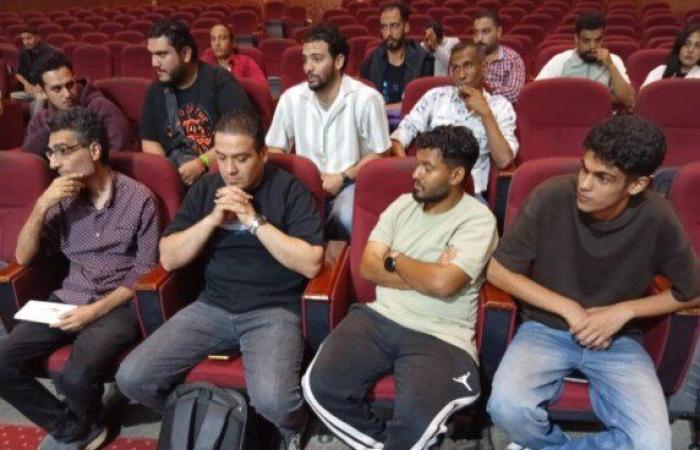 بالبلدي: «قصور
      الثقافة»
      تطلق
      ورشة
      «أسس
      الإخراج
      المسرحي»
      بطنطا
      بمشاركة
      30
      مخرجًا
      شابًا
      وتواصل
      أنشطتها
      التثقيفية