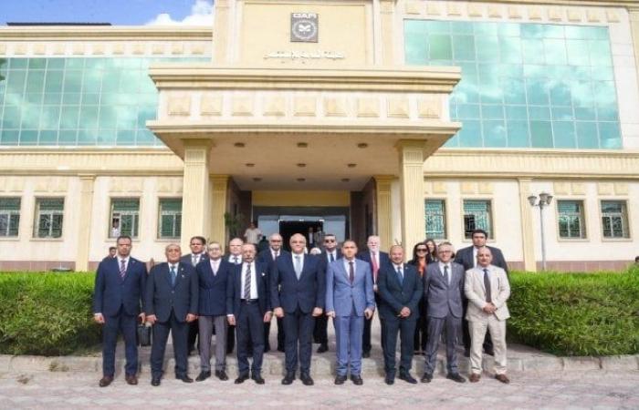 بالبلدي: محافظ
      الإسكندرية
      ورئيس
      الرقابة
      المالية
      يفتتحان
      أول
      مكتب
      للهيئة
      خارج
      القاهرة
      بالمنطقة
      الحرة
      بالعامرية