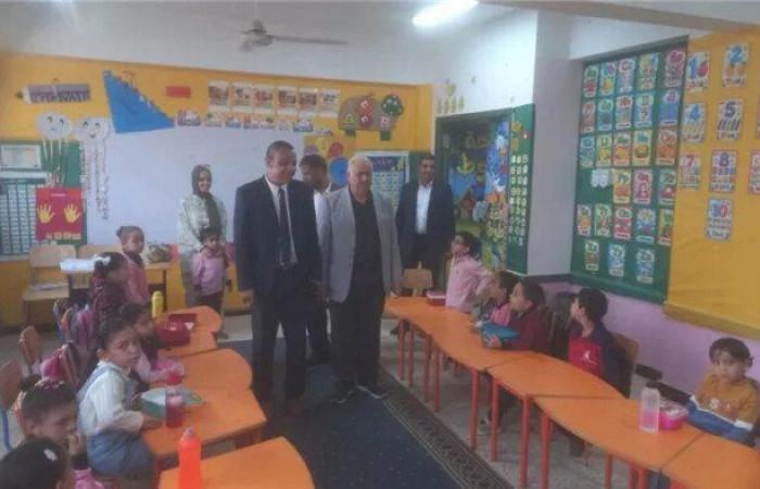 بالبلدي: مدير
      تعليم
      قها
      يكرّم
      الطلاب
      المتفوقين
      ويشيد
      بدور
      المدارس
      في
      تعزيز
      الهوية
      المصرية