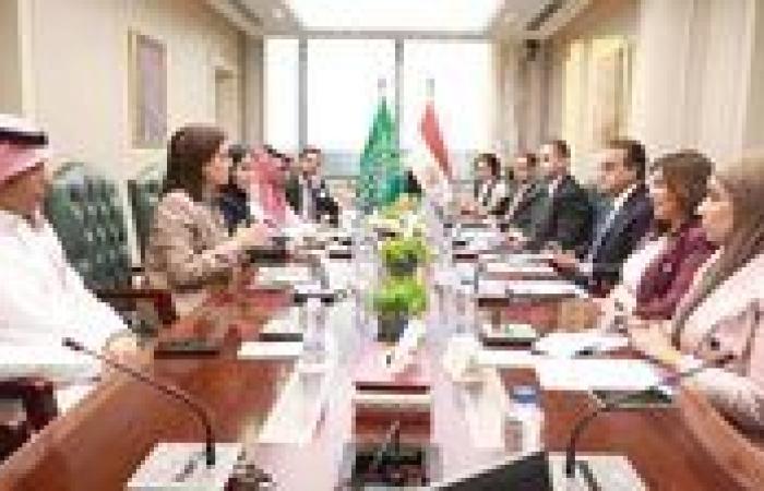 بالبلدي: خالد
      عبد
      الغفار
      يستقبل
      المدير
      الإقليمي
      لمنظمة
      الصحة
      العالمية
      لشرق
      المتوسط
