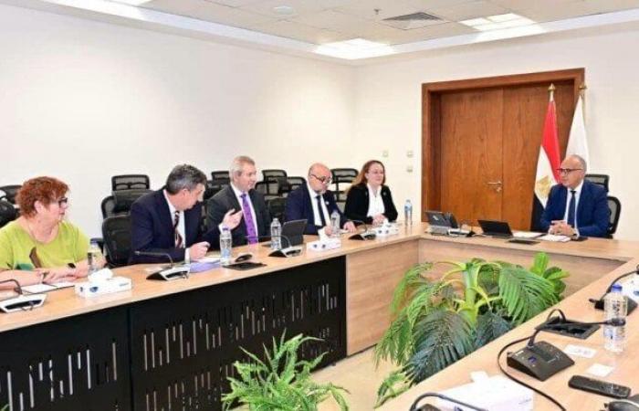بالبلدي: وزير
      الري
      يبحث
      تعزيز
      التعاون
      مع
      جامعات
      بريطانية
      في
      البحث
      العلمي
      والتدريب
      وإدارة
      المياه