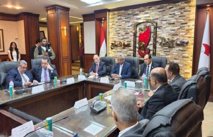 بالبلدي : نائب
      محافظ
      سوهاج
      يتابع
      مبادرة
      «مستقبل
      وطن»
      لسداد
      مصروفات
      6
      آلاف
      طالب