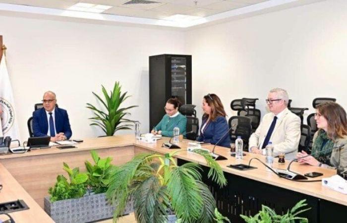 بالبلدي: وزير
      الري
      يبحث
      تعزيز
      التعاون
      مع
      جامعات
      بريطانية
      في
      البحث
      العلمي
      والتدريب
      وإدارة
      المياه