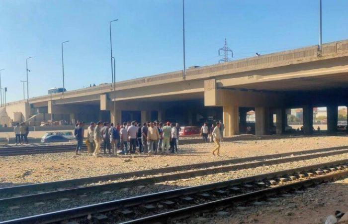 بالبلدي: «منطقة
      الموت»
      بنزلة
      قليوب
      بالدائري..
      مصرع
      شخص
      أسفل
      عجلات
      القطار
      ومطالبات
      بإنشاء
      سلم
      لإنقاذ
      أرواح
      المواطنين