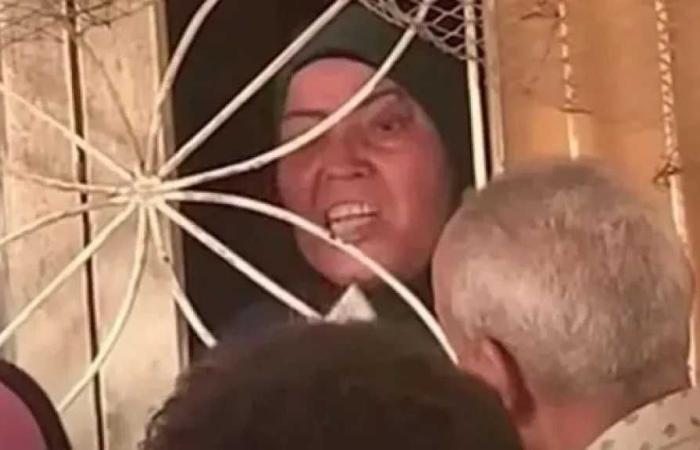 فيديو
      الزحام
      أمام
      شباك
      مطبوعات
      التأمين
      بشبرا
      الخيمة
      يثير
      الجدل..
      ومطالب
      بالتحقيق