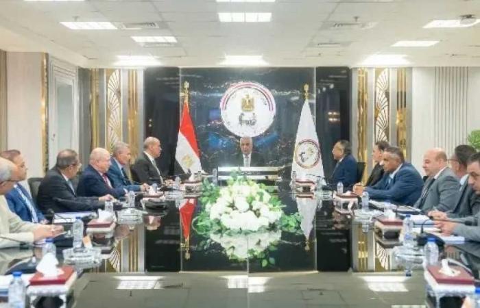 وزير
      الإنتاج
      الحربي
      يتابع
      تنفيذ
      مشروعات
      «حياة
      كريمة»..
      ويوجه
      بتسريع
      معدلات
      الإنجاز