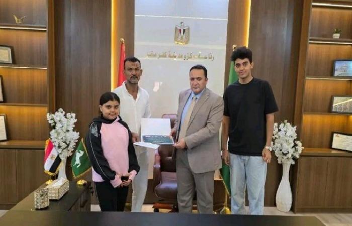 بالبلدي: رئيس
      مدينة
      كفر
      صقر
      بالشرقية
      يكرم
      مواطناً
      لموقفه
      الإنساني
      خلال
      حريق
      في
      حي
      السلام