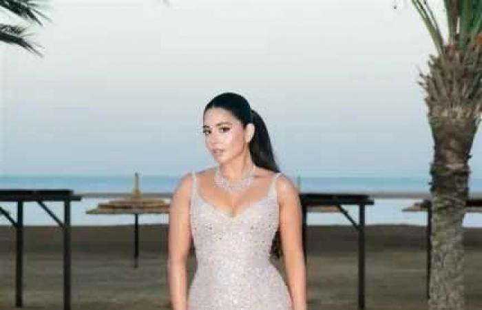 مايان
      السيد
      تخطف
      الأنظار
      في
      افتتاح
      مهرجان
      الجونة
      السينمائي..
      سعر
      فستانها
      يتجاوز
      400
      ألف
      جنيه